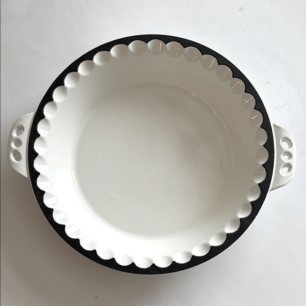 ih White Round Enameled Cast Iron Double Handled Pie Pan 10”